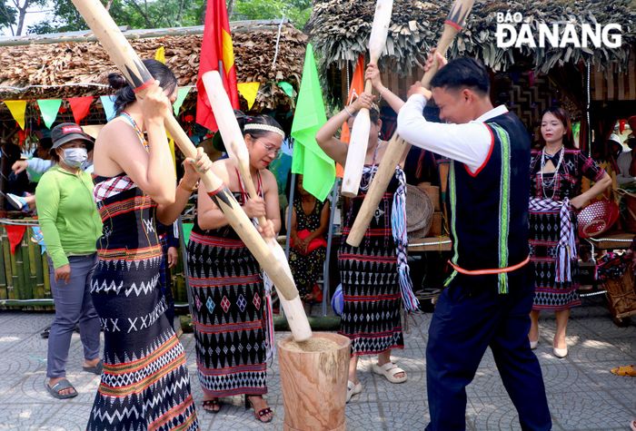 Tại chương trình, người dân, du khách được trải nghiệm, tiếp xúc với các giá trị văn hóa truyền thống đồng bào Cơ tu được phục dựng.