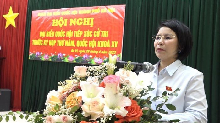 Giám đốc Sở Y tế Hà Nội Trần Thị Nhị Hà thay mặt Đoàn đại biểu Quốc hội TP Hà Nội, đơn vị bầu cử số 7 tiếp thu kiến nghị của cử tri.