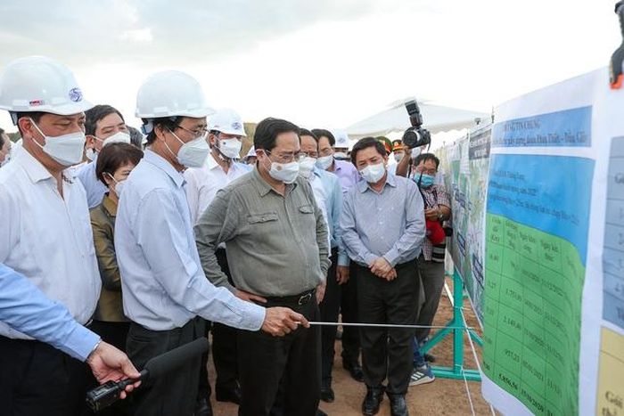 Thủ tướng Phạm Minh Chính thường xuyên đi khảo sát, chỉ đạo các công trình giao thông trọng điểm. Trong ảnh, Thủ tướng Phạm Minh Chính và Đoàn công tác Chính phủ trên công trường thi công cao tốc Phan Thiết – Dầu Giây vào ngày 5/2, sẽ khánh thành vào dịp 30/4, 1/5 này - Ảnh: VGP/Nhật Bắc