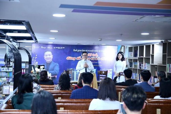 Tác giả Lê Anh Tuấn giao lưu cùng độc giả - Ảnh: VGP/Nhật Nam