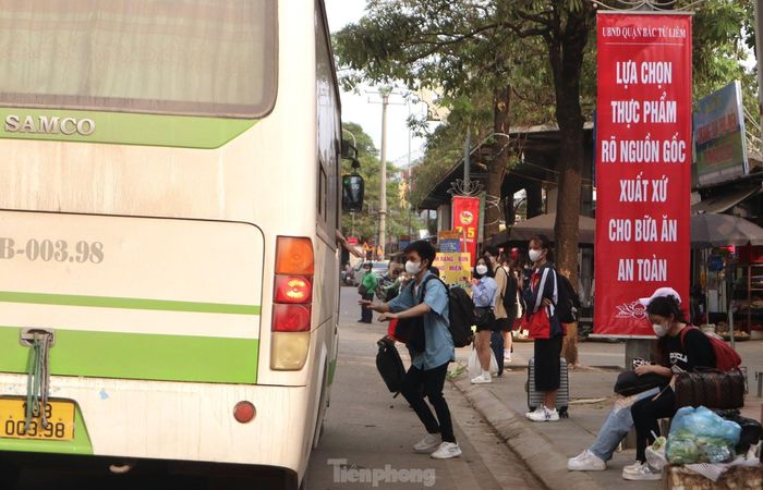  Việc xe khách di chuyển rất chậm, thậm chí dừng giữa đường để chèo kéo khách khiến tình trạng giao thông toàn tuyến bị ảnh hưởng. 