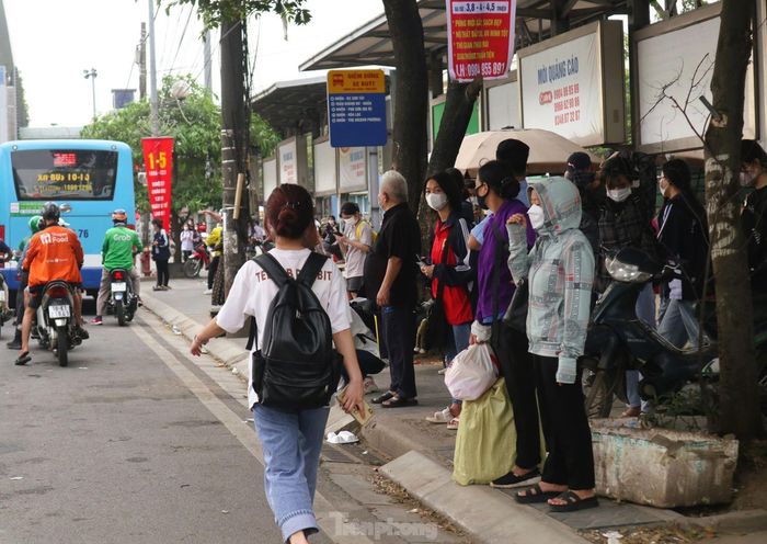Cổng trường đại học là địa điểm bắt xe lý tưởng cho các bạn sinh viên khi thuận tiện trong việc di chuyển và mang theo hành lý.