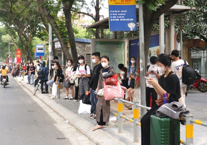  Trong kỳ nghỉ lễ lần này, nhu cầu về quê của học sinh, sinh viên và người lao động tăng cao, đặc biệt, kì nghỉ năm nay kéo dài đến 5 ngày (từ 29/4 đến 3/5) do sát với giỗ tổ Hùng Vương 10/3 Âm Lịch nên nhu cầu về quê năm nay cao hơn nhiều so với những năm trước. 