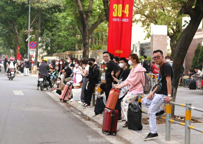  Anh Bạch Hải Đạt, quê ở Thị xã Nghĩa Lộ, Yên Bái chia sẻ: “Kỳ nghỉ lễ năm nay khá dài, tôi lựa chọn về quê để thăm gia đình. Rút kinh nghiệm từ việc vào bến nhưng nhỡ xe những dịp trước, lần này tôi đã đón xe ở ngoài thay vì phải vào bến”. 