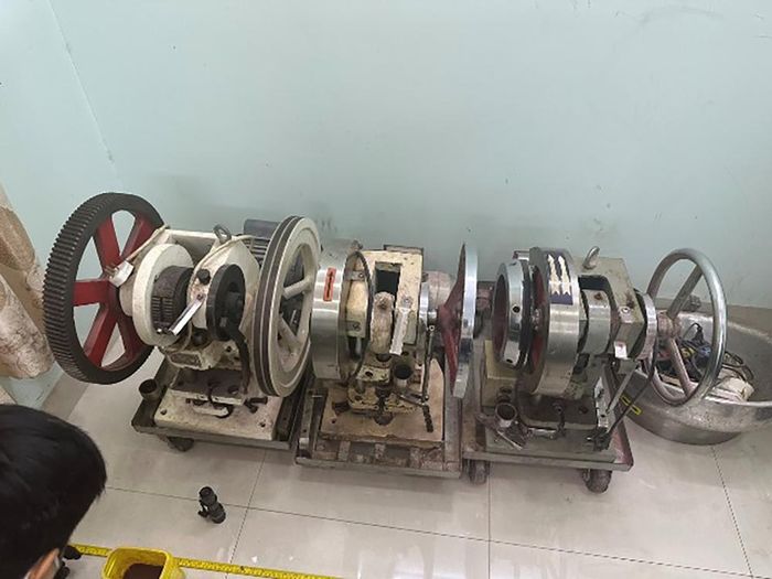 Các loại máy móc phục vụ cho việc bào chế ma túy. Ảnh: CA TP.HCM