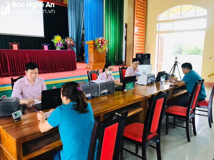Giải ngân vốn vay ở NHCSXH huyện Tân Kỳ. Ảnh: Việt Phương