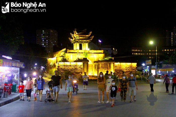 Thành cổ Vinh là điểm du lịch nổi tiếng trên địa bàn TP.Vinh, gắn với phố ẩm thực Đào Tấn hàng chục năm nay. Ảnh: Q.A