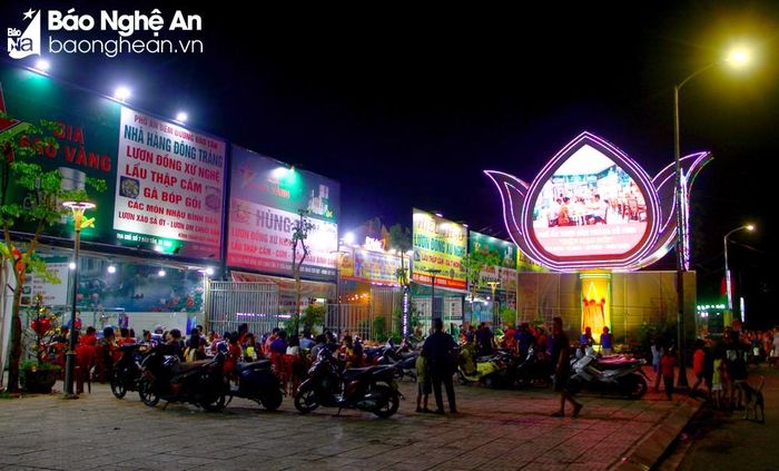 Sau khi chỉnh trang, khu phố trở nên lung linh hơn khi đêm xuống. Ảnh: Q.A