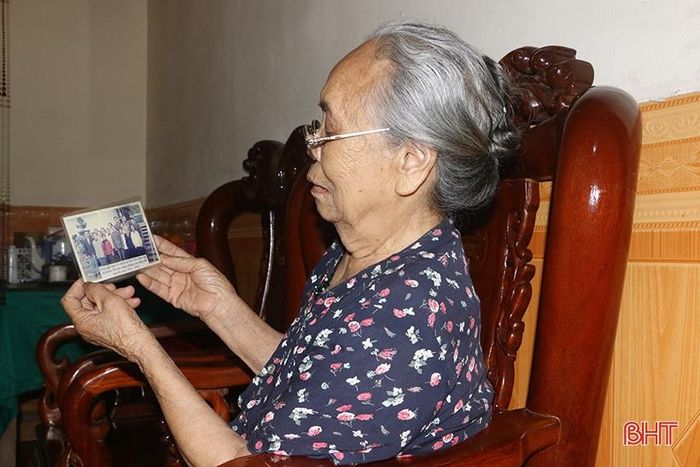 Bà Nguyễn Thị Thiện trân quý những bức ảnh bên đồng đội xưa.