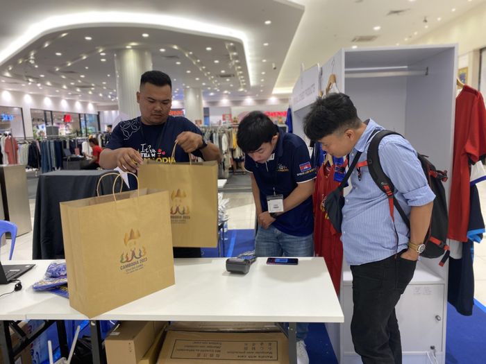 Nhân viên tại quầy phải liên tục kiểm tra thời điểm hàng hóa được gửi đến để trả lời khách hàng