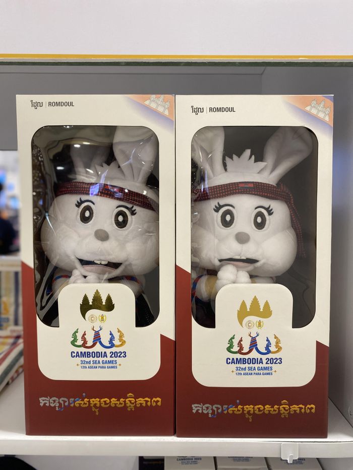 Thời điểm phóng viên đến quầy lưu niệm, chỉ còn 3 thú bông linh vật SEA Games 32 được trưng bày. Nhân viên ở đây cho biết, sản phẩm này được nhiều du khách ưa chuộng nên liên tục "cháy hàng"