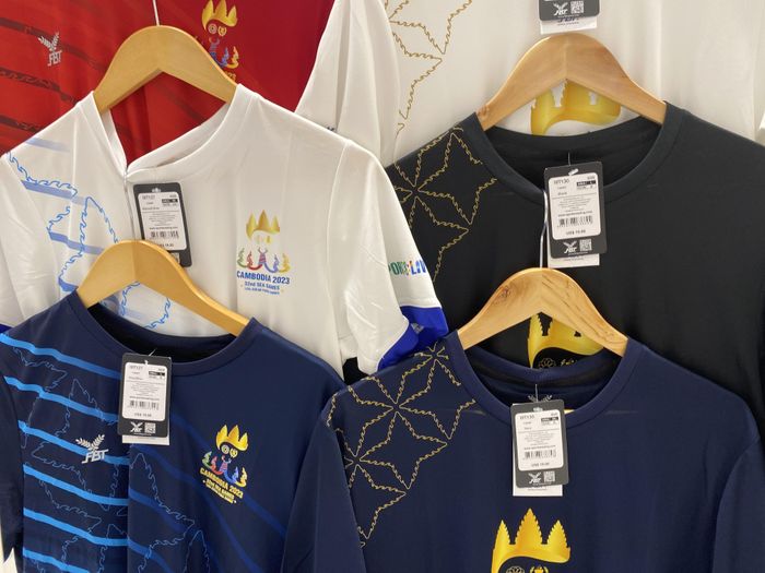 Những chiếc áo có biểu tượng SEA Games 32 được bán với giá dao động từ 19 - 30 USD (400.000 - 650.000 VNĐ)