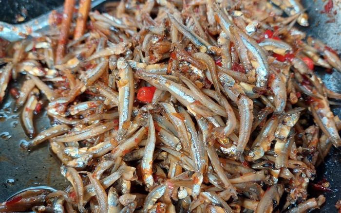 Cá cơm kho cho cứng và phải cay mới ngon. Ảnh: Việt An