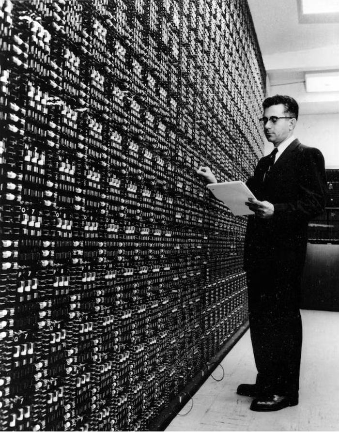 TS. J.J. Mirsepassi kiểm tra 800 nút mạng của máy tính Analog của Aerojet năm 1960. Hệ thống này giải quyết những bài toán của vũ trụ. Ảnh: AP/Aerojet-General/W.E. Miller