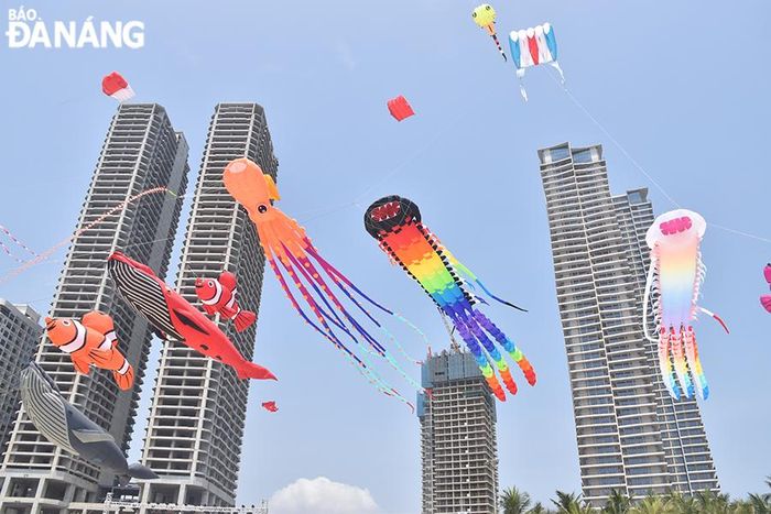 Diều mô phỏng hình ảnh các con vật dưới nước, đủ màu sắc đã thu hút sự quan tâm của rất nhiều người dân, du khách. Ảnh: NHẬT HẠ