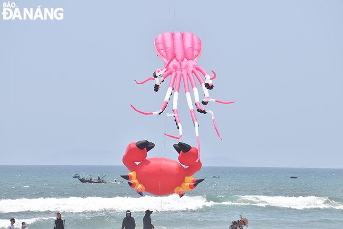Diều mô hình cua, mực nổi bật tại bãi biển. Ảnh: NHẬT HẠ