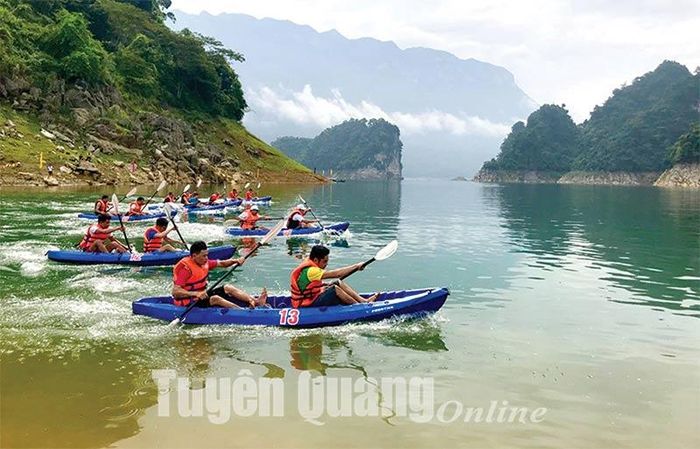Các đội tham gia đua thuyền Kayak trên hồ sinh thái Na Hang - Lâm Bình.