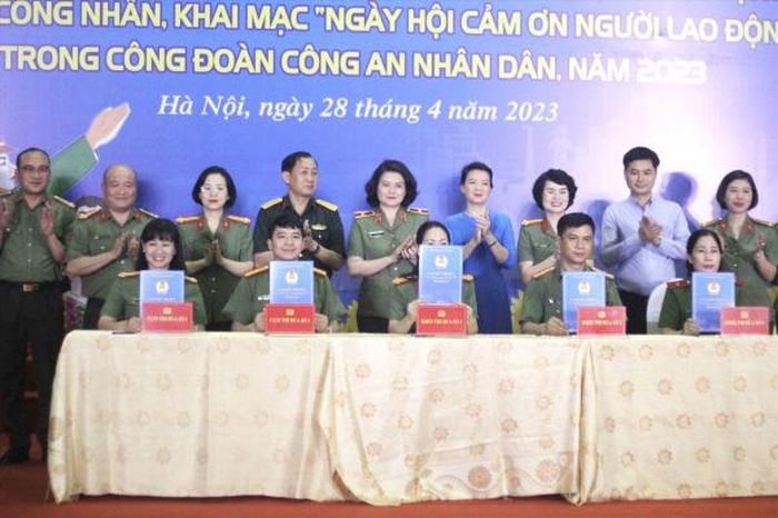 Đại diện Công đoàn các đơn vị ký giao ước thi đua.