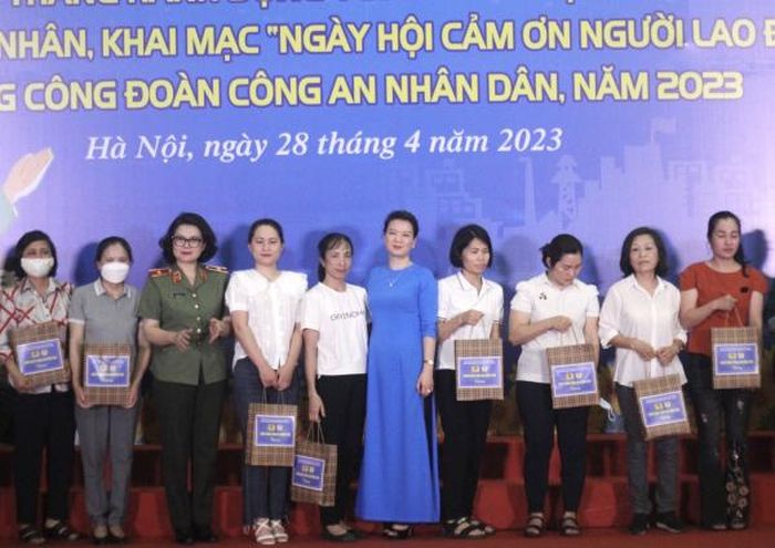 Thiếu tướng Ngô Hoài Thu và bà Trần Thị Thanh Hà trao quà cho các đoàn viên công đoàn, người lao động có hoàn cảnh khó khăn.