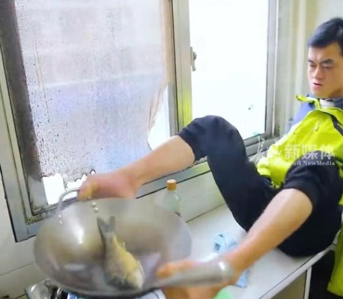 Nhiều người ấn tượng với sự khéo léo của người đàn ông. (Ảnh chụp màn hình: SCMP)