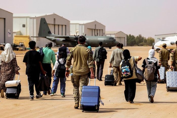 Công dân các nước sơ tán khỏi cảnh bạo lực ở Sudan. Ảnh: Reuters.