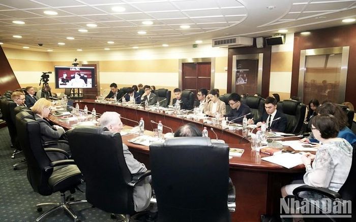 Giám đốc Trung tâm ASEAN thuộc MGIMO Ekaterina Valerievna điều hành phiên thứ nhất tại hội thảo khoa học. (Ảnh: Xuân Hưng)