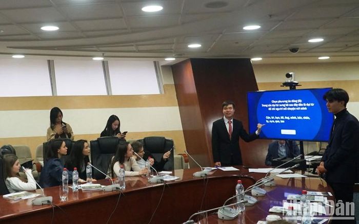 Sinh viên Nga học tiếng Việt tham gia chương trình đố vui tìm hiểu về Việt Nam. (Ảnh: Xuân Hưng)