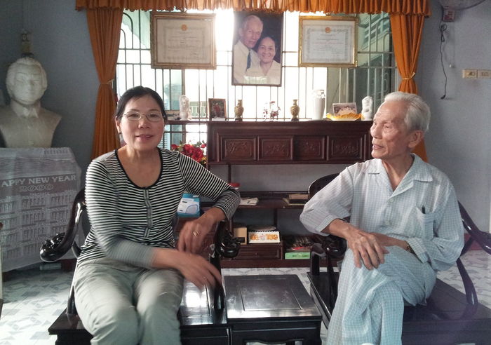  Bà Liên trong buổi trò chuyện cùng ông Nguyễn An Định năm 2013. Ảnh nhân vật cung cấp