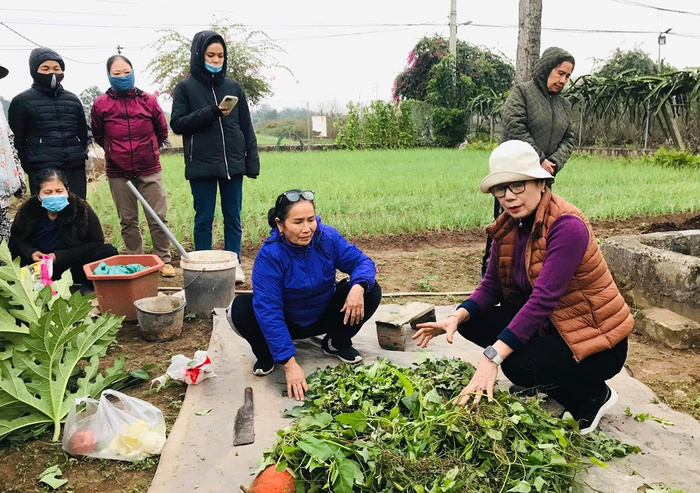  Bà Liên hướng dẫn chị em phụ nữ điều chế chế phẩm IMO. Ảnh nhân vật cung cấp 