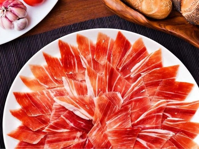 Sau đó, thịt được sấy khô tự nhiên trong nửa năm, cuối cùng được treo trong hầm với nhiệt độ thấp hơn trong 2 năm. Như vậy, để có chiếc đùi lợn muối đạt chuẩn cần đến 7 năm. Ảnh: Getty