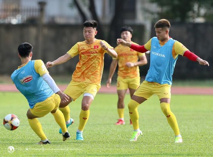 Các cầu thủ nỗ lực tập luyện bất chấp nắng nóng. (ảnh VFF)