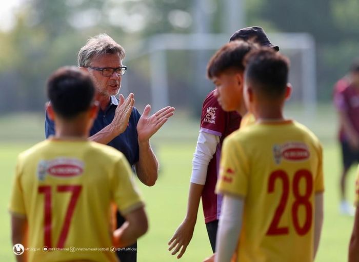 HLV Philippe Troussier nhắc nhở các học trò cần nỗ lực và tập trung hơn nữa trong giai đoạn chuẩn bị quan trọng trước trận ra quân. (ảnh VFF)