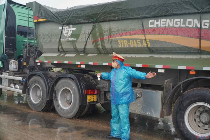 Các chiến sĩ CSGT dầm mưa điều tiết giao thông.