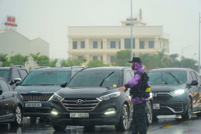 Khoảng 9h sáng, trời bất đầu đổ mưa.