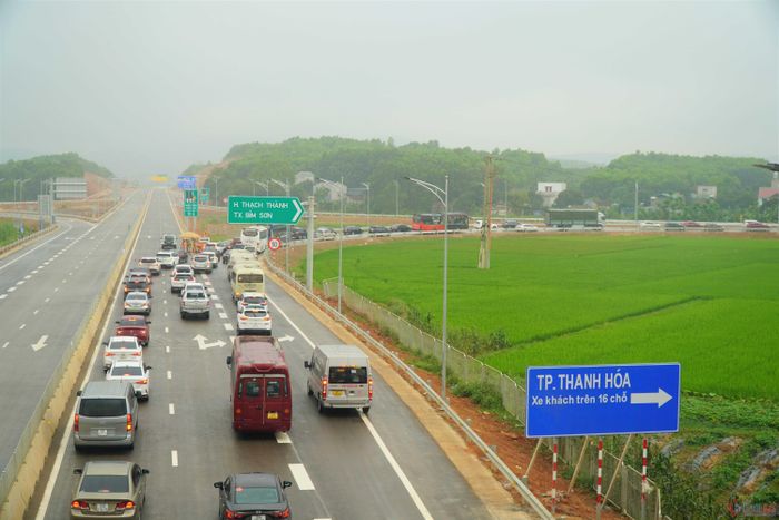 Lực lượng CSGT phải đứng chặn đầu ở nút ra Gia Miêu để hướng dẫn các phương tiện tham gia giao thông.