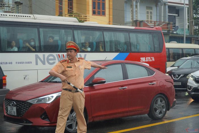 Lực lượng CSGT phải làm việc hết công suất hướng dẫn người dân.