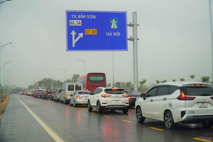 Tắc đường cục bộ kéo dài trong ngày nghỉ lễ đầu tiên.