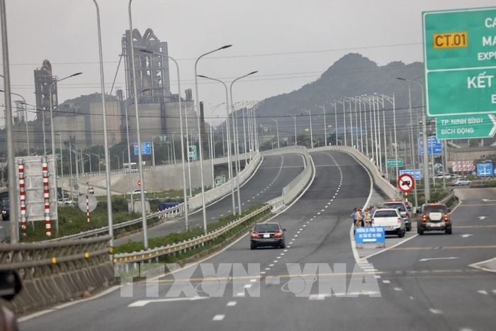Đoạn đầu tuyến cao tốc Mai Sơn - QL 45 tiếp nối với tuyến Cao Bồ - Mai Sơn. Ảnh: Huy Hùng - TTXVN