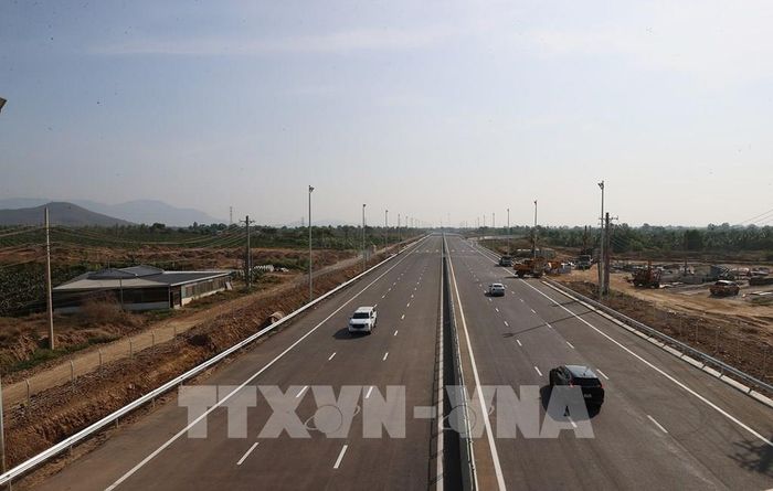 Tuyến đường bộ cao tốc Phan Thiết - Dầu Giây đoạn qua tỉnh Bình Thuận. Ảnh: Dương Giang-TTXVN
