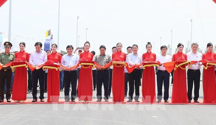 Thủ tướng Phạm Minh Chính và các đại biểu cắt băng khánh thành dự án đường bộ cao tốc Bắc - Nam phía Đông đoạn Mai Sơn - Quốc lộ 45 và Phan Thiết - Dầu Giây tại điểm cầu Bình Thuận. Ảnh: Dương Giang-TTXVN