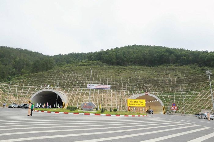 Hầm Thung Thi công trình quan trọng trên cao tốc Mai Sơn - Quốc lộ 45 được đưa vào khai thác ngày 29/4. Ảnh: Quang Toàn/BNEWS/TTXVN