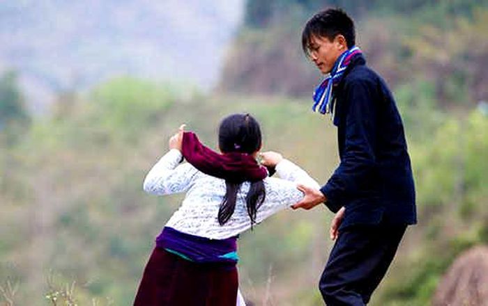 Tục kéo vợ là nét văn hóa đặc trưng của người Mông. Sau dịp sau Tết Nguyên đán là thời điểm nam nữ người Mông ở huyện biên giới Kỳ Sơn kết hôn rất nhiều