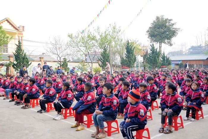 Học sinh tiểu học ở trường chính. Để học sinh không phải đi học quá xa, các trường miền núi có trường chính và các điểm trường.