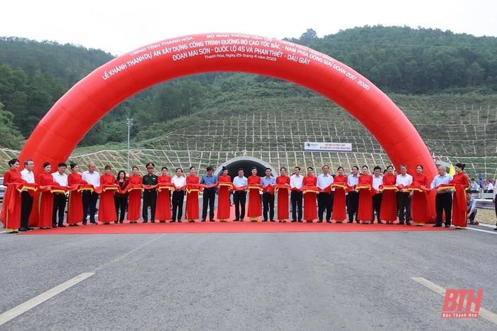 Phó Thủ tướng Chính phủ Trần Hồng Hà và các đại biểu Trung ương, tỉnh Thanh Hóa, Ninh Bình, nhà thầu cắt băng khánh thành Dự án cao tốc Mai Sơn - Quốc lộ 45 tại điểm cầu Thanh Hóa.