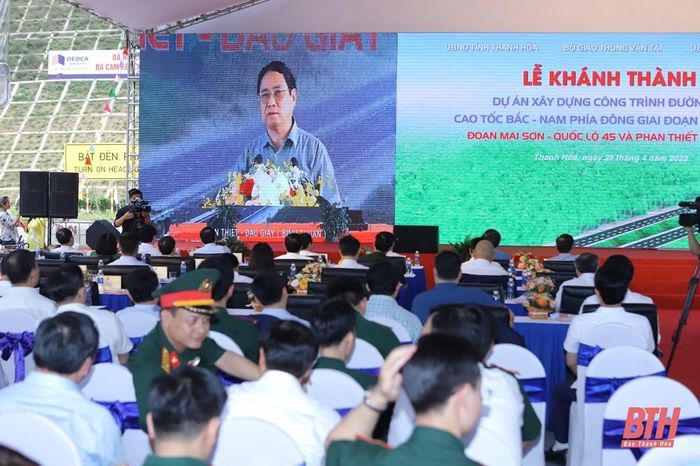 Tại điểm cầu Bình Thuận, Thủ tướng Chính phủ tuyên bố khánh thành và thông xe 2 dự án thành phần đầu tư xây dựng đoạn Mai Sơn - Quốc lộ 45 và Phan Thiết - Dầu Giây thuộc Dự án xây dựng một số đoạn đường bộ cao tốc trên tuyến Bắc - Nam phía Đông giai đoạn 2017 - 2020.