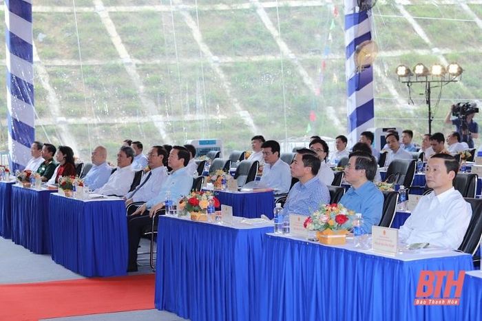 Các đại biểu Trung ương và tỉnh Thanh Hóa, Ninh Bình dự lễ khánh thành dự án.