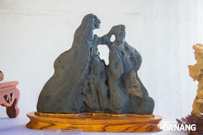 Ngoài ra, hội thi triển lãm cây cảnh còn trưng bày nhiều tác phẩm đá non bộ, đá cảnh, gỗ, tiểu cảnh đến từ nhà vườn các tỉnh, thành phố khác.