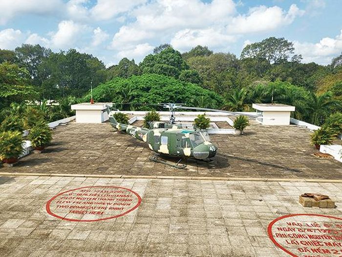 Chiếc trực thăng UH1 trưng bày tại Dinh Độc Lập là hiện vật đồng dạng, cùng thời với trực thăng mà Tổng thống Nguyễn Văn Thiệu đã sử dụng. Hai khoảnh tròn và mảnh bom còn sót lại ghi nhớ vụ ném bom ngày 8-4-1975 của phi công Nguyễn Thành Trung
