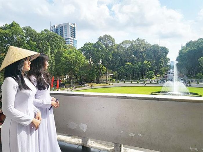 Các bạn trẻ đến tham quan, tìm hiểu lịch sử tại Dinh Độc Lập