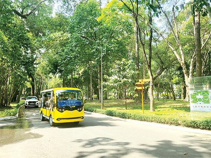 Du khách được tham quan, ngắm không gian xanh trong khuôn viên Dinh Độc Lập bằng xe điện